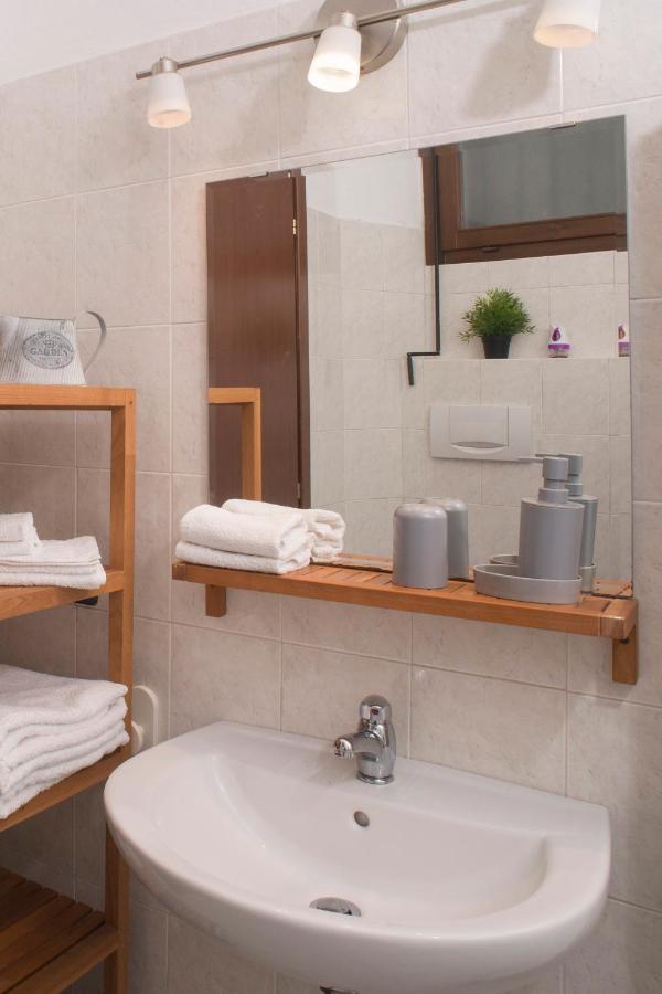 Cortile Del Forno Nel Centro Storico Apartment อาโรนา ภายนอก รูปภาพ