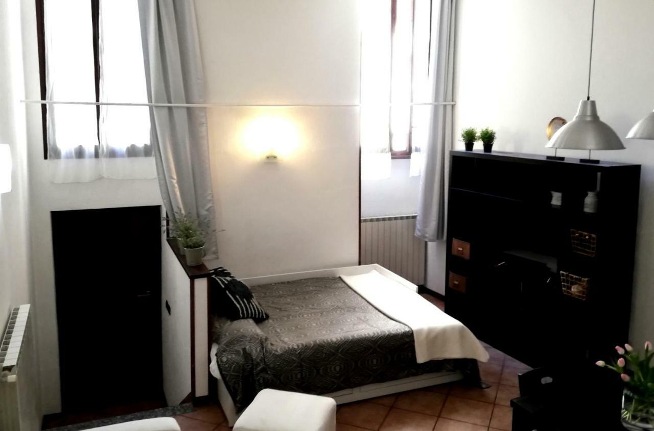 Cortile Del Forno Nel Centro Storico Apartment อาโรนา ภายนอก รูปภาพ
